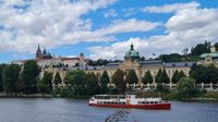 Prag mit Burg und Moldauschifffahrt
